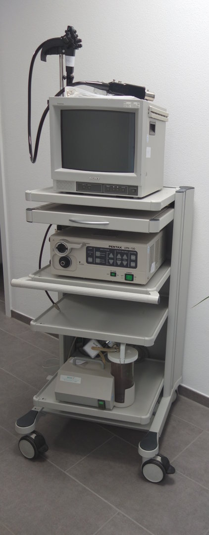 Pentax Endoskopieturm mit Gastroskop, Lichtquelle, Monitor, Absaugpumpe